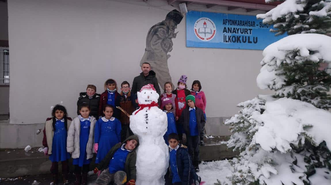 Uzun zaman sonra gelen kar ile birlikte öğrencilerimizle kardan adam yapıp kartopu oynadık.